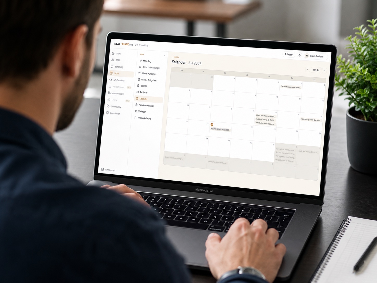 Berater arbeitet im NF-Hub-CRM am Laptop